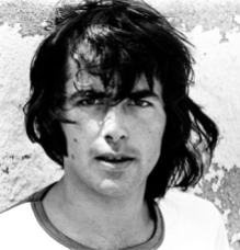 Juan Manuel Serrat (1943- ) - Actor, poeta, músico y cantautor catalán-español.